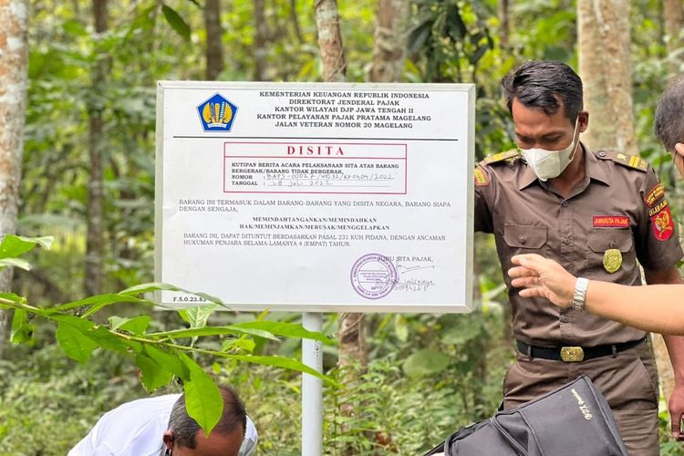 Petugas Kanwil DJP Jawa Tengah II menyita aset berupa sebidang tanah di Desa Kalinegoro, Kabupaten Magelang, Jawa Tengah, Kamis (28/7/2022) lalu.