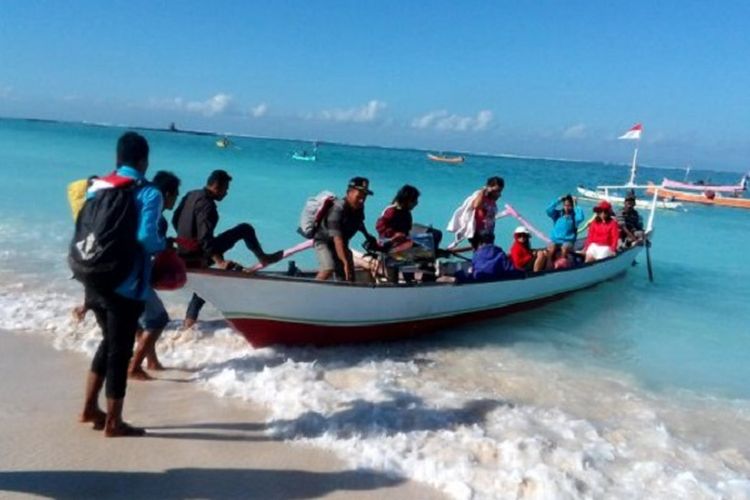 Perahu sebagai sarana transportasi warga Pulau Salura