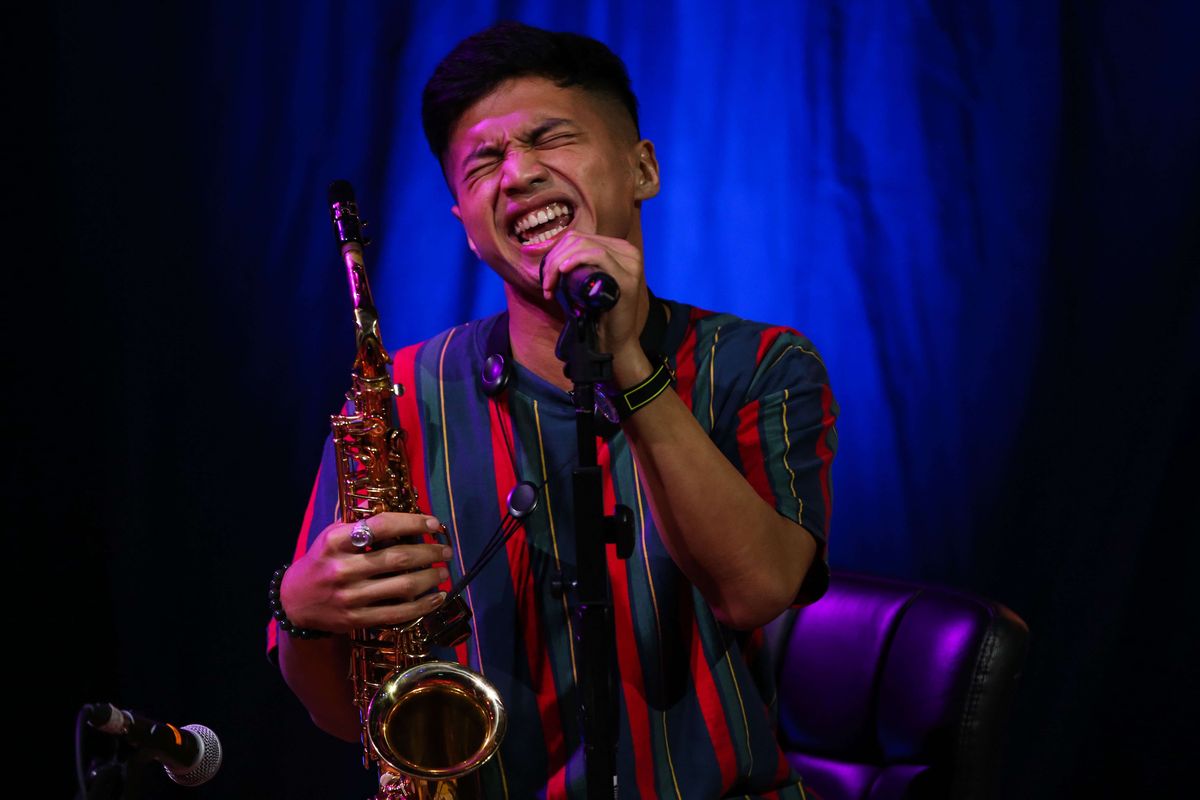 Yusuf Ubay tampil bersama grup band Nidji dalam program musik Selebrasi (Selebritas Beraksi), di Studio 1 Menara Kompas, Palmerah Selatan, Jakarta Pusat, Selasa (23/4/2019). Formasi Nidji yang baru dengan kehadiran vokalis, Yusuf Ubay menggantikan Giring Ganesha.