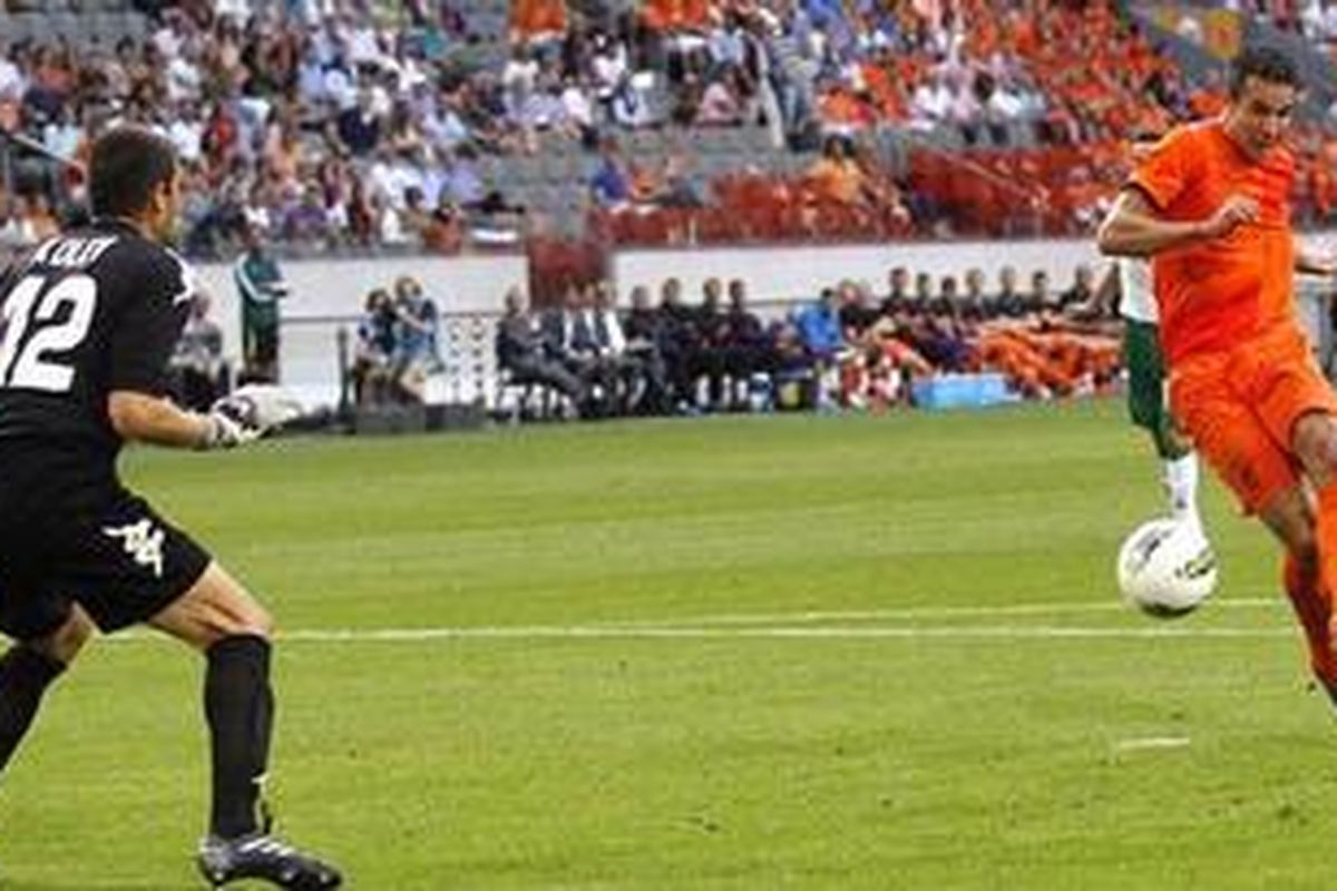 Penyerang Belanda, Robin van Persie (kanan), melepaskan tembakan yang berujung gol ke gawang Bulgaria, pada laga persahabatan, di Amsterdam ArenA, Sabtu (26/5/2012).