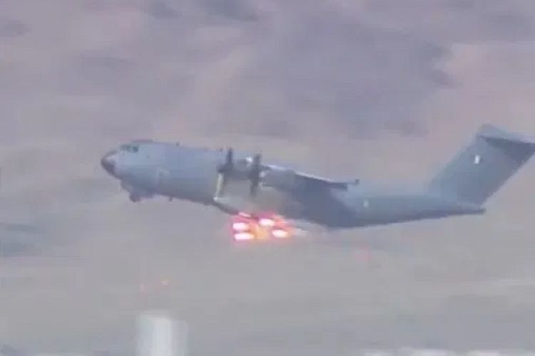 Potongan video memperlihatkan pesawat militer Perancis menembakkan suar untuk mencegah teroris menembak di Bandara Kabul, Afghanistan.
