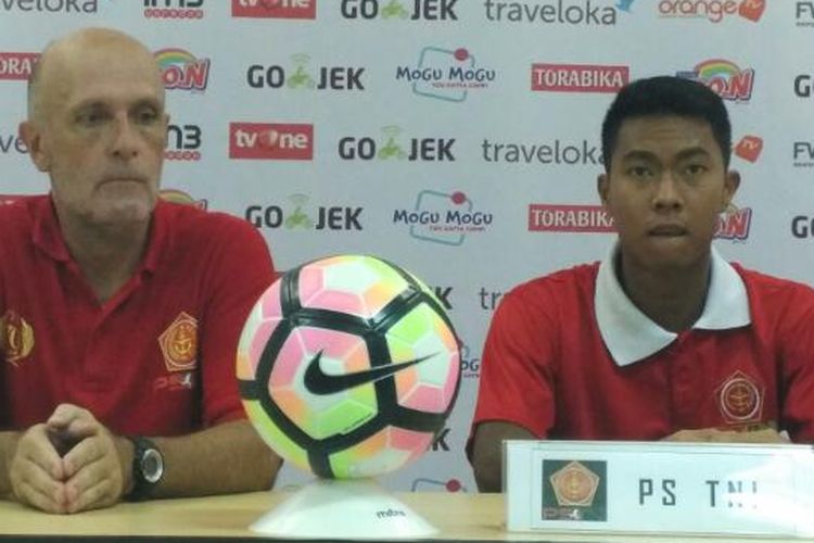 Pelatih PS TNI, Laurent Hatton (kiri), bersama Gustur Cahyo, memberikan keterangan pers usai timnya bermain imbang 2-2 melawan Borneo FC pada pertandingan Liga 1 di Stadion Pakansari, Cibinong, Senin (17/4/2017).
