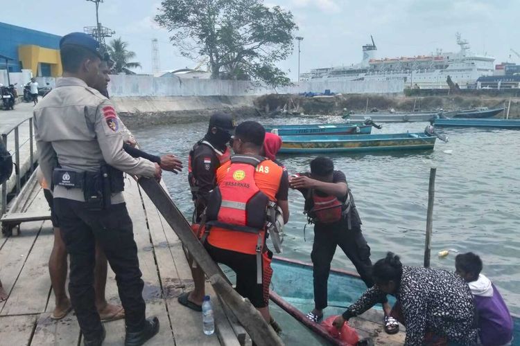 Tim SAR Evakuasi 49 Penumpang Kapal yang Terombang-ambing di Laut Aru