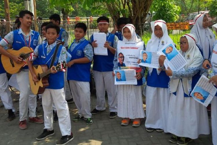 Siswa SMP menyayikan lagu Hymne Guru