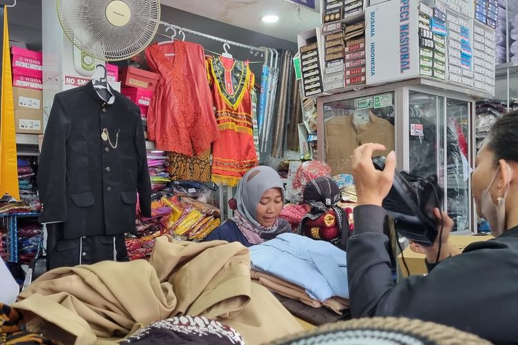 Kompleks toko seragam di Jalan Kauman Semarang dipadati anak sekolah yang hendak membeli seragam, Jumat (14/7/2023).