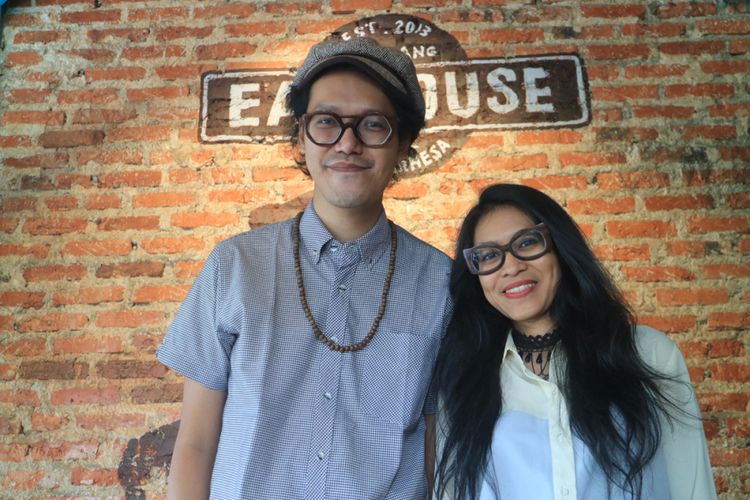 Endah N Rhesa di kedai kopi miliknya, Earhouse, Pamulang, Tangerang Selatan, Senin (4/9/2017). 