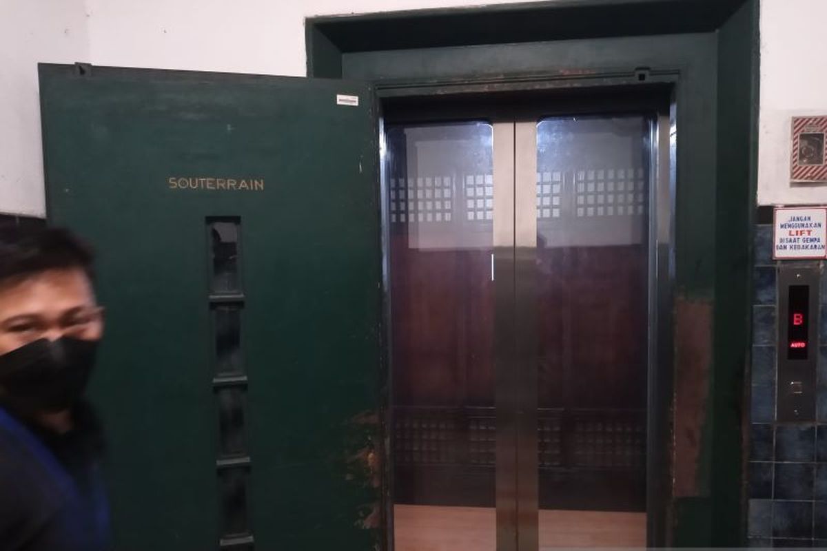 Lift bersejarah yang dibangun pada 1933 dan masih berfungsi dengan baik di Museum Mandiri di Kawasan Kota Tua, Jakarta Barat pada beberapa waktu lalu. Museum Mandiri menyimpan catatan perjalanan sejarah ekonomi dan bank di Indonesia, koleksi benda-benda bank bersejarah hingga seni kaca patri bernilai tinggi. 