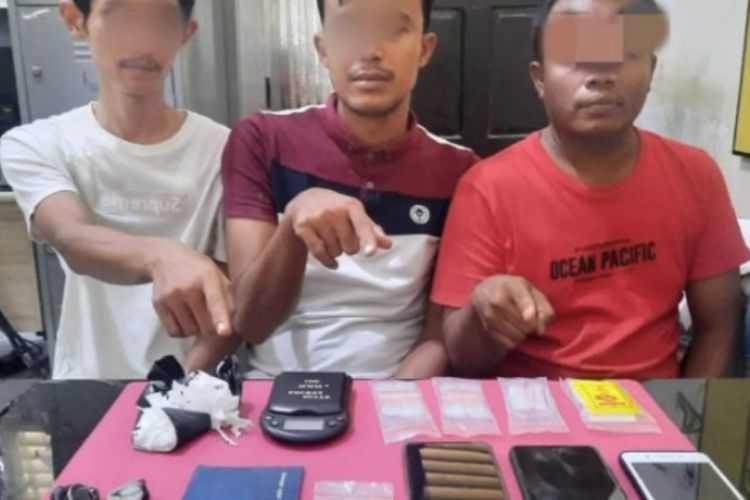 Tiga pelaku pengedar narkoba jenis sabu diamankan Satresnarkoba Polres Kampar, Jumat (4/3/2022). Salah satunya merupakan guru.