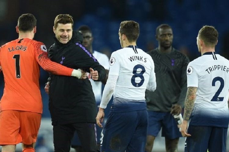 Mauricio Pochettino menyelamati para pemainnya seusai laga Everton vs Tottenham Hotspur di Stadion Goodison Park, 23 Desember 2018. 