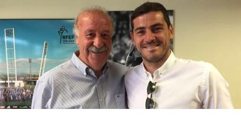 Pelatih timnas Spanyol, Vicente del Bosque (kiri) dan penjaga gawang Iker Casillas, berpose pada Senin (4/7/2016) di markas Federasi Sepak Bola Spanyol, RFEF.