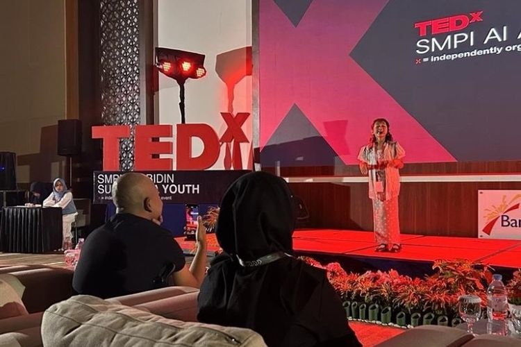 Siswa kelas 4 BINUS SCHOOL Semarang, Kinara, menjadi sorotan setelah berhasil menyampaikan pidato berjudul "Small Voices: Big Impact" di panggung TEDx UNS Tower: AMA.