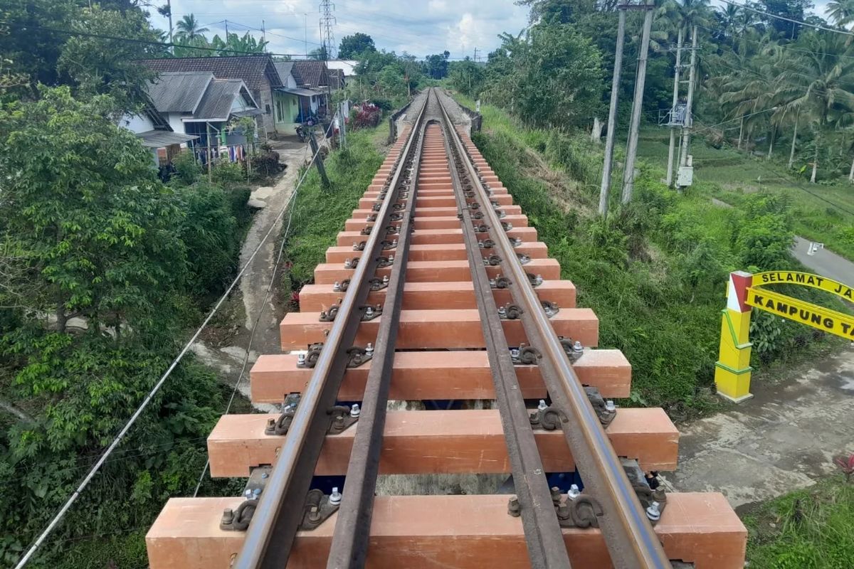 Penggantian bantalan rel kereta api di jembatan baja dari sebelumnya menggunakan bahan kayu menjadi sintetis.