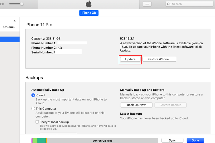Ilustrasi cara update iOS 16 di iPhone lewat iTunes.