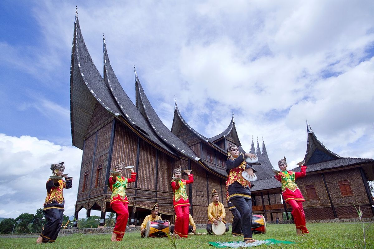 Tari Piring khas Minangkabau, Sumatra Barat DOK. Shutterstock/Lili Aini