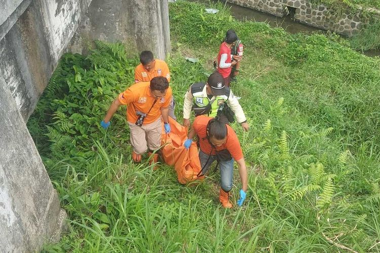 Tim Inafis Polresta Tasikmalaya sedang mengevakuasi mayat pemuda tanpa identitas yang tertabrak KA Lodaya di bawah rel jembatan Panoongan, Indihiang, Kota Tasikmalaya, Jawa Barat, Kamis (13/7/2023).