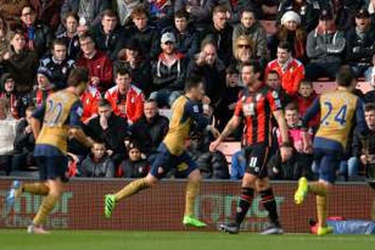 Gelandang Arsenal Mesut Oezil (tengah) melakukan selebrasi setelah mencetak gol pertama timnya ke gawang Bournemouth pada lanjutan Premier League, Minggu (7/2/2016).