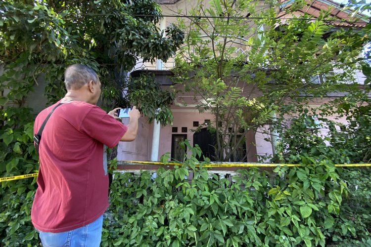 Warga saat memfoto lokasi rumah TKP penemuan mayat lima orang yang merupakan satu keluarga di Kelurahan Paoman, Kecamatan/Kabupaten Indramayu, Selasa (2/9/2025)