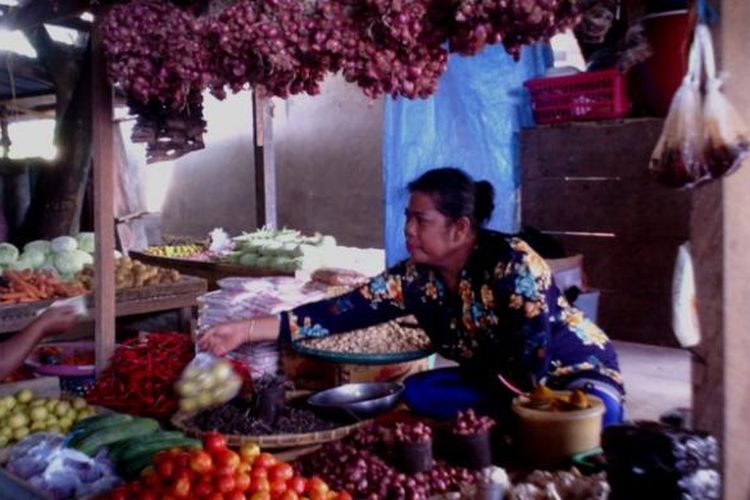 Transaksi antara penjual sembako dan masyarakat di pasar sentral Kolaka.