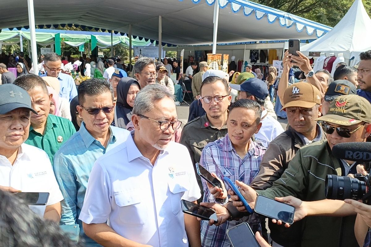 Menteri Perdagangan Zulkifli Hasan saat mengunjungi pasar Soreang, Kabupaten Bandung, Jawa Barat, Selasa (26/3/2024)