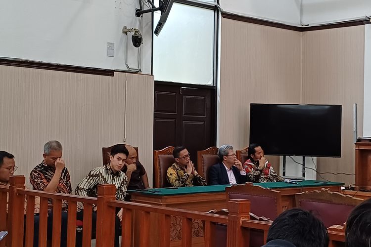 Tim penasihat hukum Aiman Witjaksono saat tiba di ruang sidang Pengadilan Negeri Jakarta Selatan, Selasa (27/2/2024).