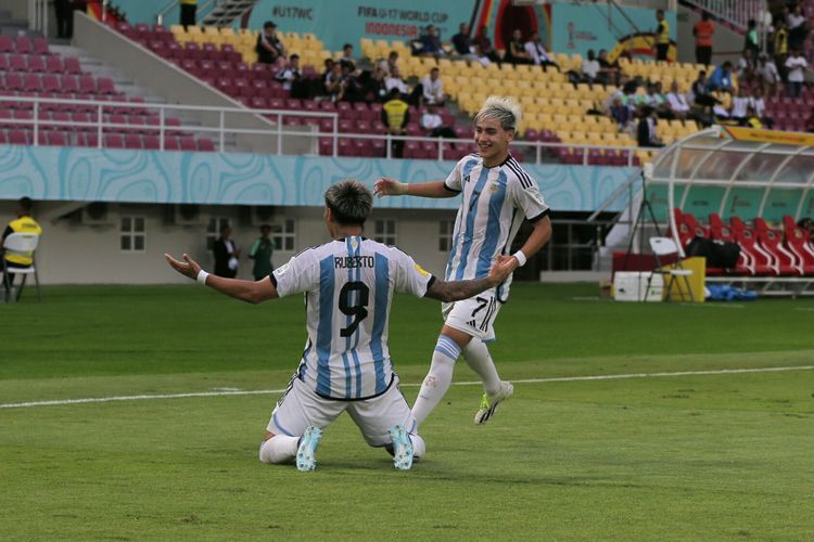Selebrasi Agustin Ruberto usai mencetak gol dalam laga semifinal Piala Dunia U17 2023 antara Argentina vs Jerman di Stadion Manahan, Solo, Selasa (28/11/2023).