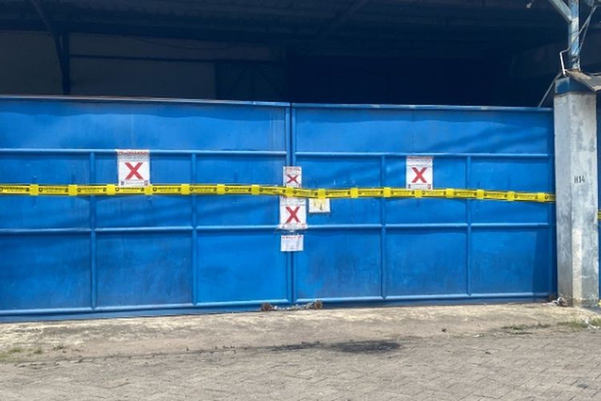 Gudang Sentoso Seal saat disegel, Minggu (4/5/2025).