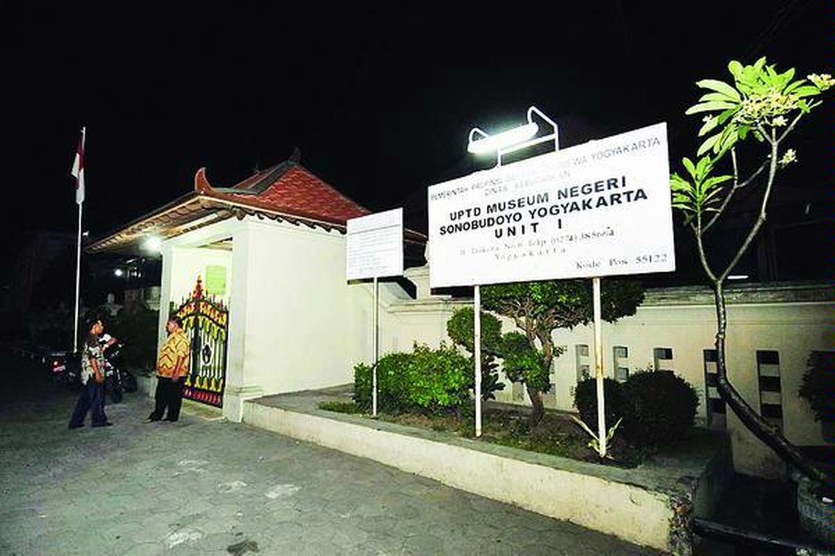 Petugas museum berjaga di depan pintu masuk Museum Sonobudoyo, Jalan Pekapalan, DI Yogyakarta, Rabu (11/8). Sebanyak 17 jenis koleksi emas yang berasal dari abad ke-8 hingga ke-10 Masehi ini raib dicuri dari ruang pamer museum tersebut.