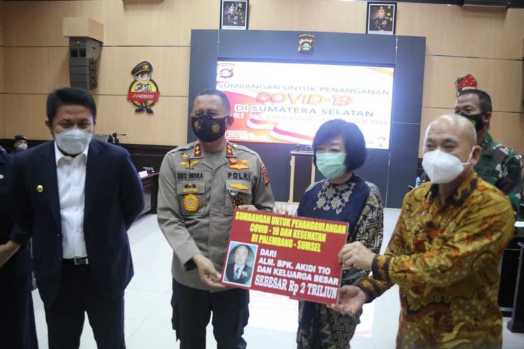 Irjen Pol Eko Indra Heri menerima bantuan dari keluarga Akidi Tio yang disumbangkan untuk penanganan Covid-19 di Sumatera Selatan, Senin (26/7/2021).