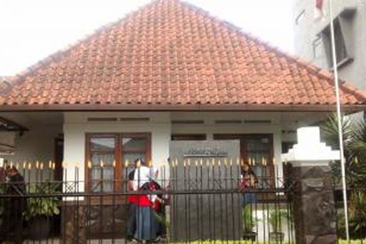 Sebuah rumah di Jalan Inggit Garnasih nomor 174, Ciateul, Kota Bandung, Jawa Barat, adalah saksi awal mula kisah asmara Presiden Republik Indonesia pertama, Soekarno. Sesuai namanya, rumah ini adalah kediaman dari Inggit Garnasih, istri pertama Soekarno. 