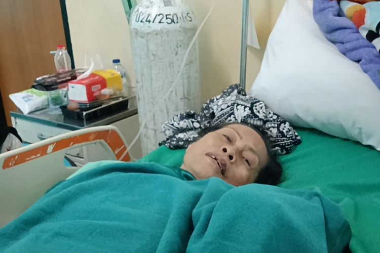 Tiamah (61), korban kecelakaan bus peziarah di Objek Wisata Pemandian Air Panas Guci, Tegal, Jawa Tengah, saat ditemui Kompas.com, Senin (8/5/2023).