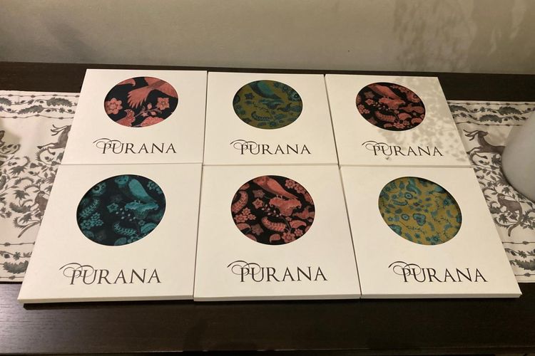 Koleksi hijab Purana yang memakai motif baru, yaitu Bird's Paradise. Di belakang sebagai table runner adalah motif baru lainnya dari Purana, yaitu Jungle Jewel.