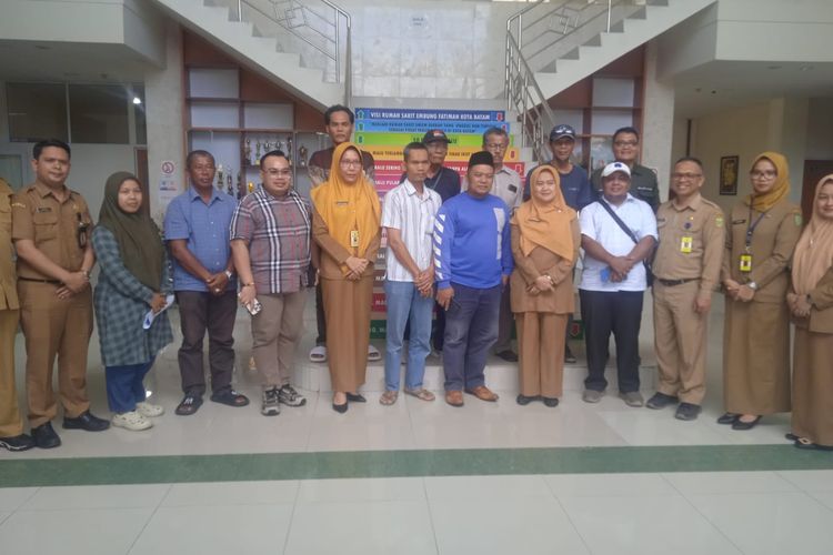 Proses pertemuan antara pihak keluarga korban dan rumah sakit yang berlangsung di RSuD Embung Fatimah Batam, Senin (16/6/2025) siang