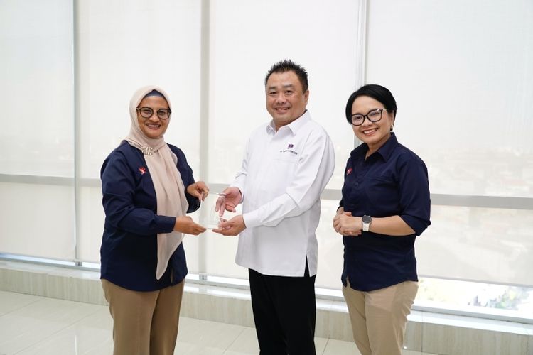 Direktur Utama Telkom Dian Siswarini (kiri) dan Direktur Enterprise and Business Service Telkom Veranita Yosephine (kanan) saat memberikan cinderamata kepada CTO PT Tanto Intim Line Agung Prayitno.