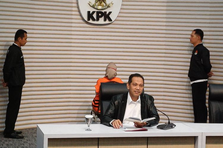 Wakil Ketua Komisi Pemberantasan Korupsi (KPK) Nurul Ghufron dalam konferensi pers di KPK, Senin (29/1/2024) mengungkapkan pihaknya telah berupaya mencari keberadaan Bupati Sidoarjo, Ahmad Muhdlor Ali saat melakukan operasi tangkap tangan (OTT) pada Kamis (25/1/2024) dan Jumat (26/1/2024).