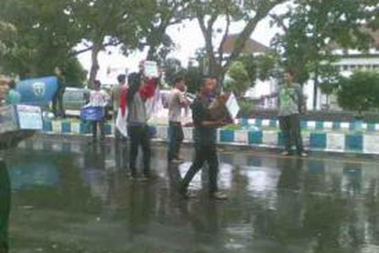 puluhan mahasiswa GMKI Cabang Bengkulu menggalang dana untuk korban letusan gunung sinabung di bawah guyuran hujan
