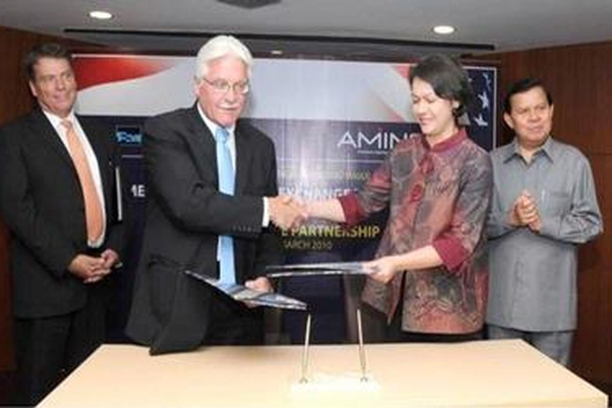 BEASISWA UNTUK PELAJAR PAPUA - Direktur Eksekutif AMINEF Michael McCoy dan Direktur Eksekutif/Wakil Presiden PT Freeport Indonesia, Sinta Sirait bersalaman disaksikan Duta Besar AS Cameron Hume dan Wakil Menteri Pendidikan Fasli Jalal di Kementerian Pendidikan Nasional, Jakarta, Rabu (17/3/2010).