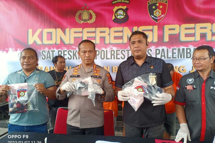 Kapolrestabes Palembang Kombes Pol Mokhamad Ngajib melakukan gelar perkara terkait kasus pemerasan yang dilakukan polisi gadungan dengan modus open BO. Dari kejadian itu, polisi menangkap tiga orang tersangka, Sabtu (7/1/2023).