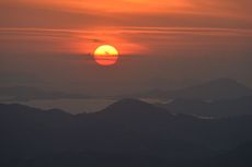 Berburu Sunset di Puncak Watu Api Labuan Bajo 