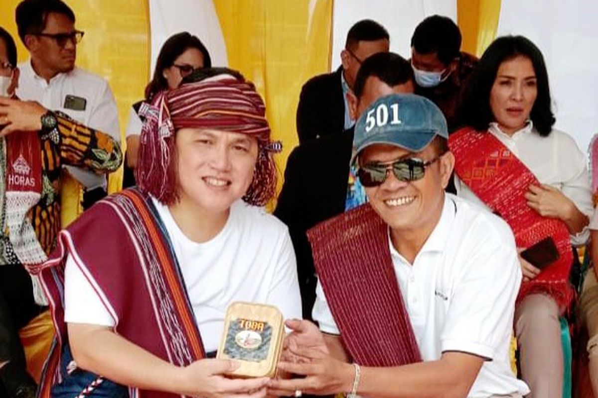 Menteri BUMN Erick Thohir menerima wine coffee dari Renhard Sidabutar di sela-sela Tao Toba Heritage Fest yang digelar di Kabupaten Samosir, Provinsi Sumut, Senin (28/11/2022)