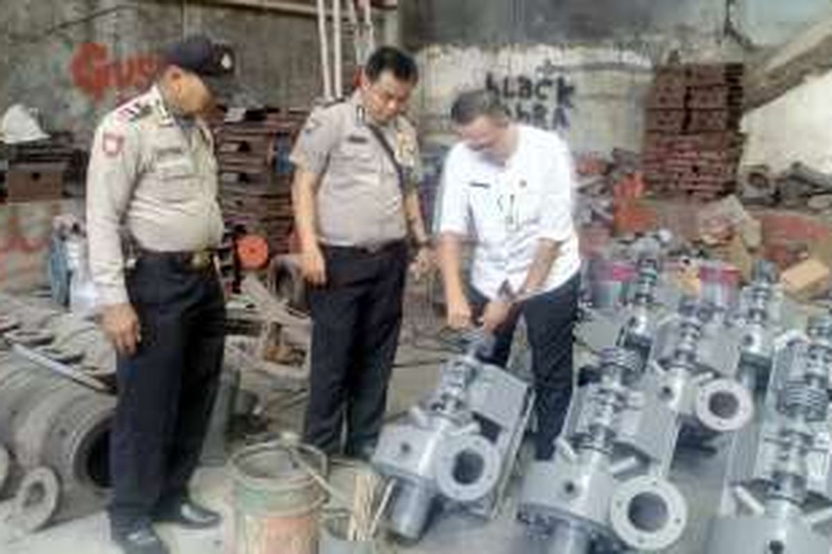 Pemerintah Kota Jakarta Utara menyegel sebuah rumah yang dijadikan pabrik pembuatan pompa pasir di Penjaringan, Jakarta Utara. Pabrik yang disegel itu milik PT Sumisce Citra Logam, Kamis (13/10/2016)