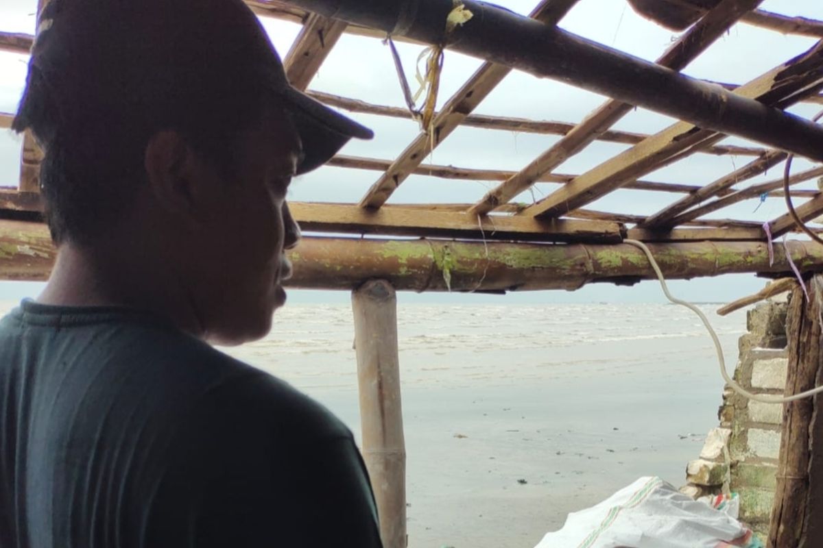 Kondisi rumah warga Desa Karangagung, Kecamatan Palang, Kabupaten Tuban, Jawa Timur, bagian atap dan tembok belakannya ambruk dihantam ombah besar dan banjir rob, Minggu (25/12/2022).