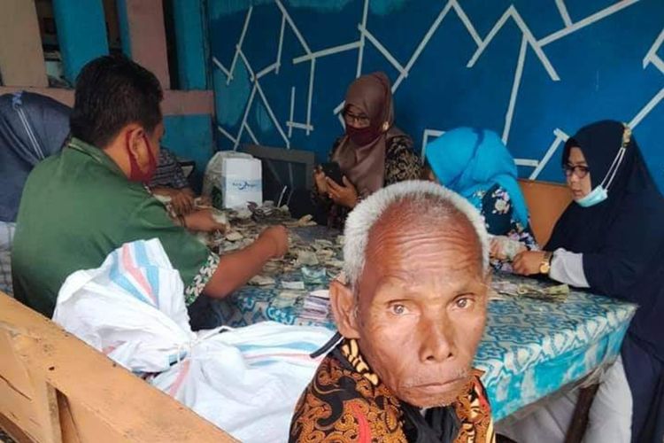 Kakek Biok yang menyimpan uang Rp 81 juta dalam karung hasil upah mencuci piring