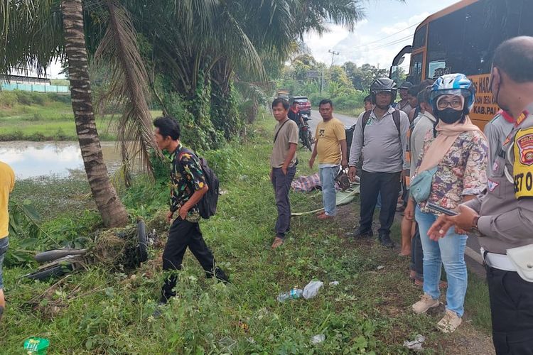 Lokasi korban kecelakaan petani yang tewas usai menabrak pohon di Desa Muara Gula, Kecamatan Muara Enim, Kabupaten Muara Enim, Sumatera Selatan.