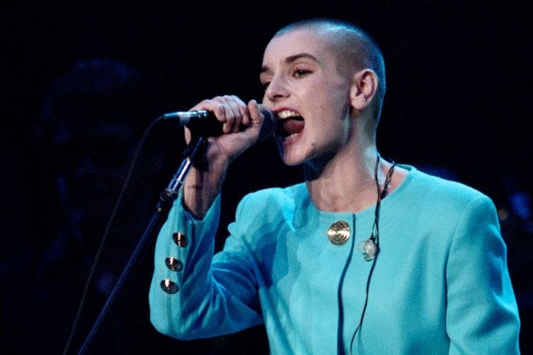 Penyanyi asal Irlandia Sinead O'Connor tampil dalam konser penghormatan untuk Bob Dylan di Madison Square Garden, New York City, pada 16 Oktober 1992. Keluarganya mengumumkan pada Rabu (26/7/2023) bahwa Sinead O'Connor meninggal dunia.