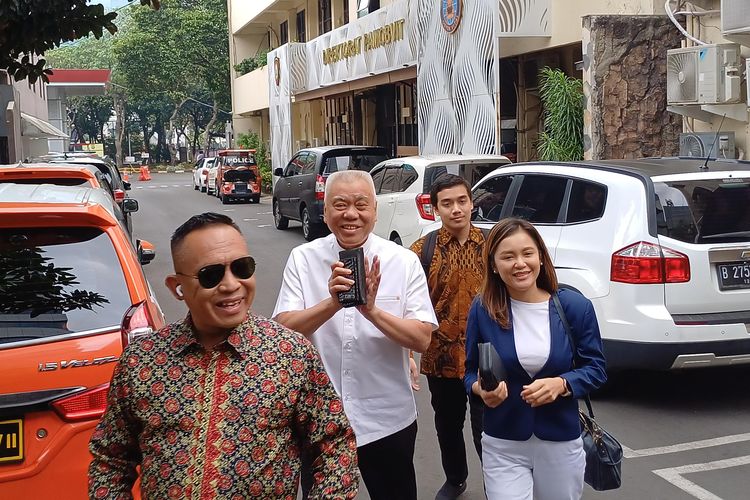 Ketua Harian Pengurus Besar Persatuan Bulutangkis Seluruh Indonesia (PBSI) Tirta Juana Darmadji atau Alex Tirta, hadir di Polda Metro Jaya , Jumat (3/11/2023).