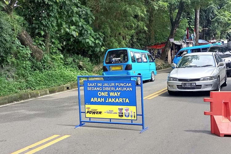 Polisi menerapkan rekayasa lalu lintas satu arah atau one way di Jalur Puncak Bogor, Jawa Barat, Selasa (3/5/2022).