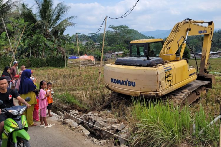 Ekskavator disiapkan di dekat lokasi tambang emas ilegal di Desa Pancurendang, Kecamatan Ajibarang, Kabupaten Banyumas, Jawa Tengah, Senin (31/7/2023).