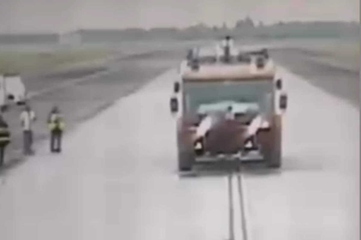  Mobil pemadam kebakaran berada di landasan pacu Bandara Kualanamu, Sumatera Utara setelah pesawat Saudia Airlines mendapat ancaman bom pada Selasa (17/6/2025). Mobil pemadam dilihat dari layar inflight entertainment pesawat Saudia Arabia.