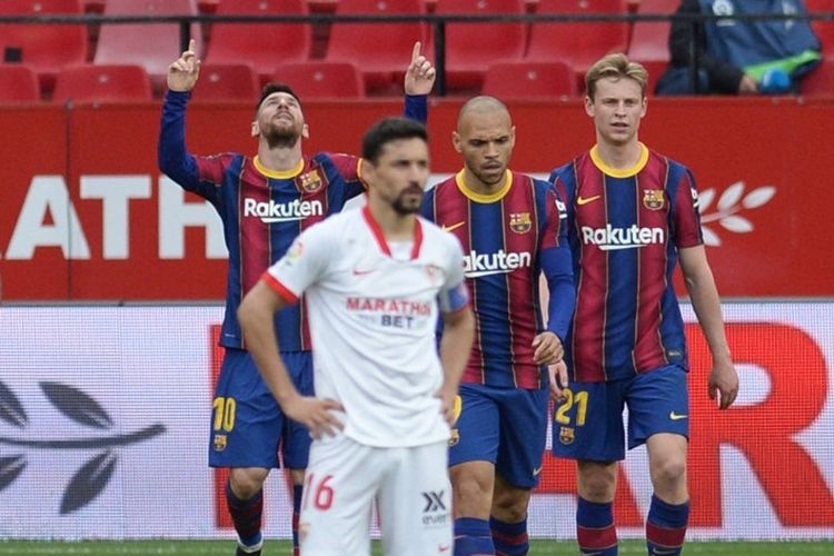 Lionel Messi membukukan satu gol demi menjamin kemenangan 2-0 Barcelona saat bertandang ke markas Sevilla, Ramon Sanchez Pizjuan, pada laga lanjutan Liga Spanyol, Minggu (28/2/2021) dini hari WIB.