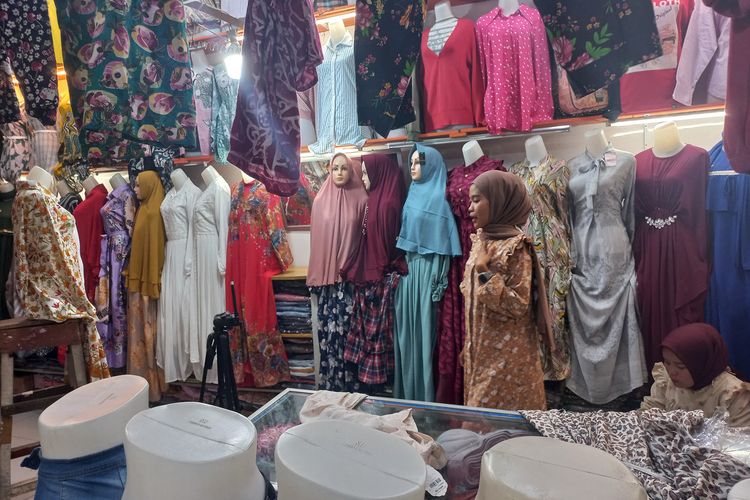 Foto: Salah satu kios yang menjual pakaian di Lantai II Gedung I Pasar Horas Jaya Kota Pematang Siantar, Kamis (21/9/2023).